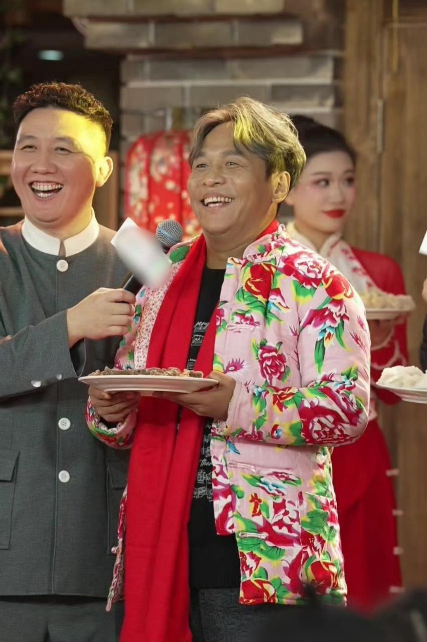 宋小宝和自己包的饺子撞肤色了  看宋小宝这一段真的给我笑晕了！宋小宝穿着大花棉袄