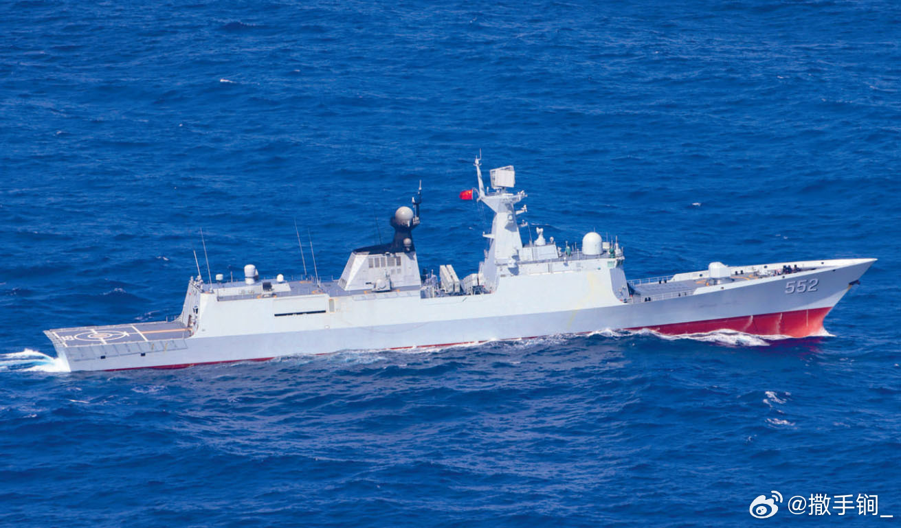 552郴州舰，水线下的红色防污漆十分耀眼： 
