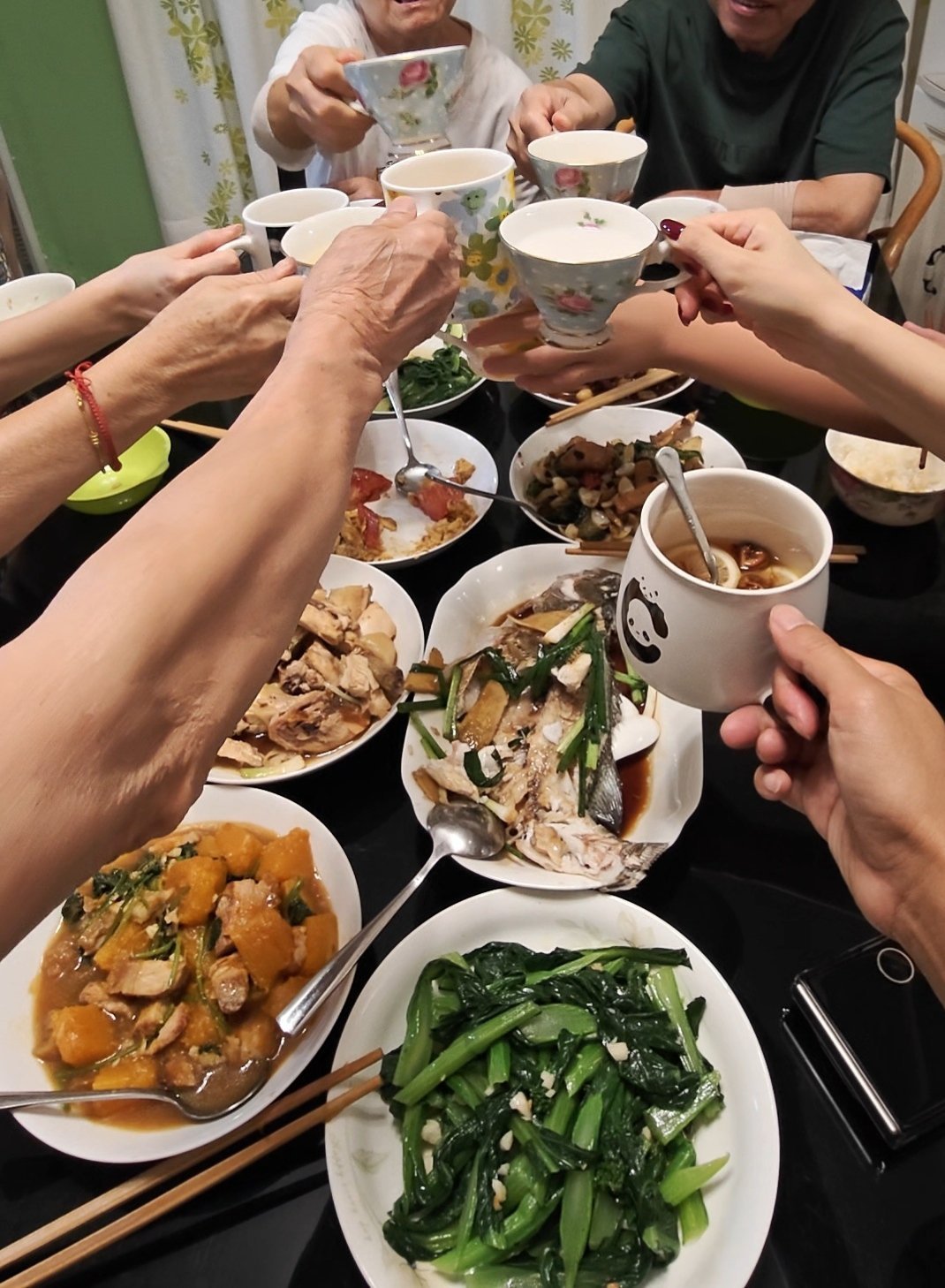 中秋团圆[抱一抱][抱一抱][干杯][干杯] ​​​