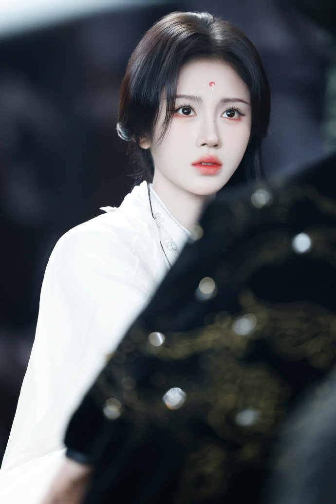 鞠婧祎霜衣落尘 鞠婧祎眼底的光是烧不尽的倔强 鞠婧祎霜衣落尘，鞠婧祎眼底的光是烧