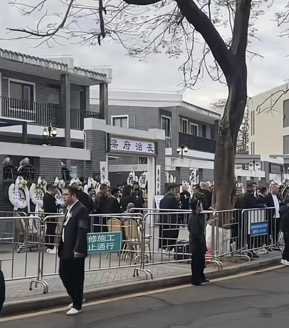 “陈真”已逝，武林痛失一代传奇！

1月26日，75岁梁小龙葬礼在龙岗区深圳殡仪