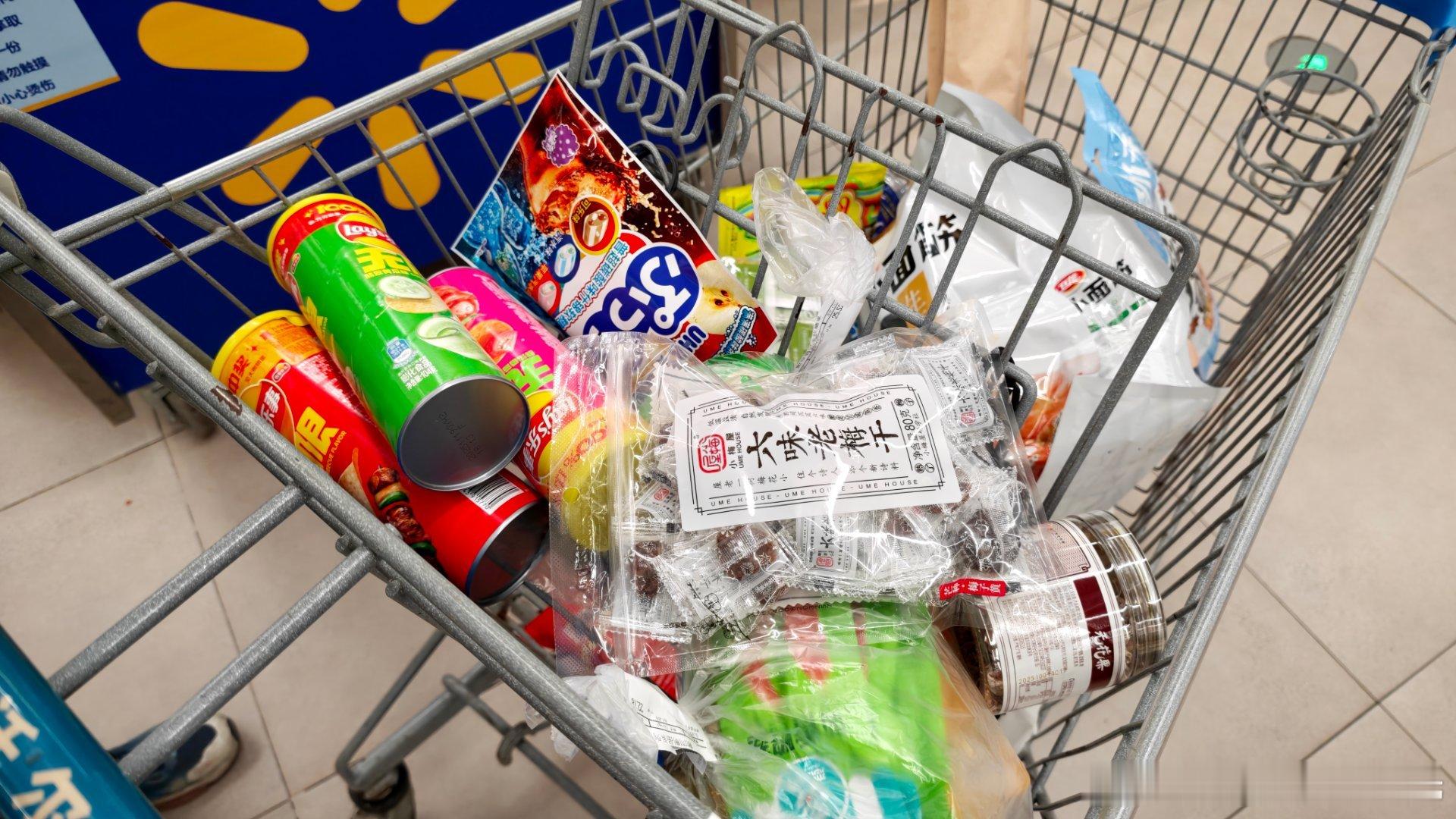 明天12月31日，班里开新年联欢会，来超市采购零食一大车，好开心。以前上学的时候