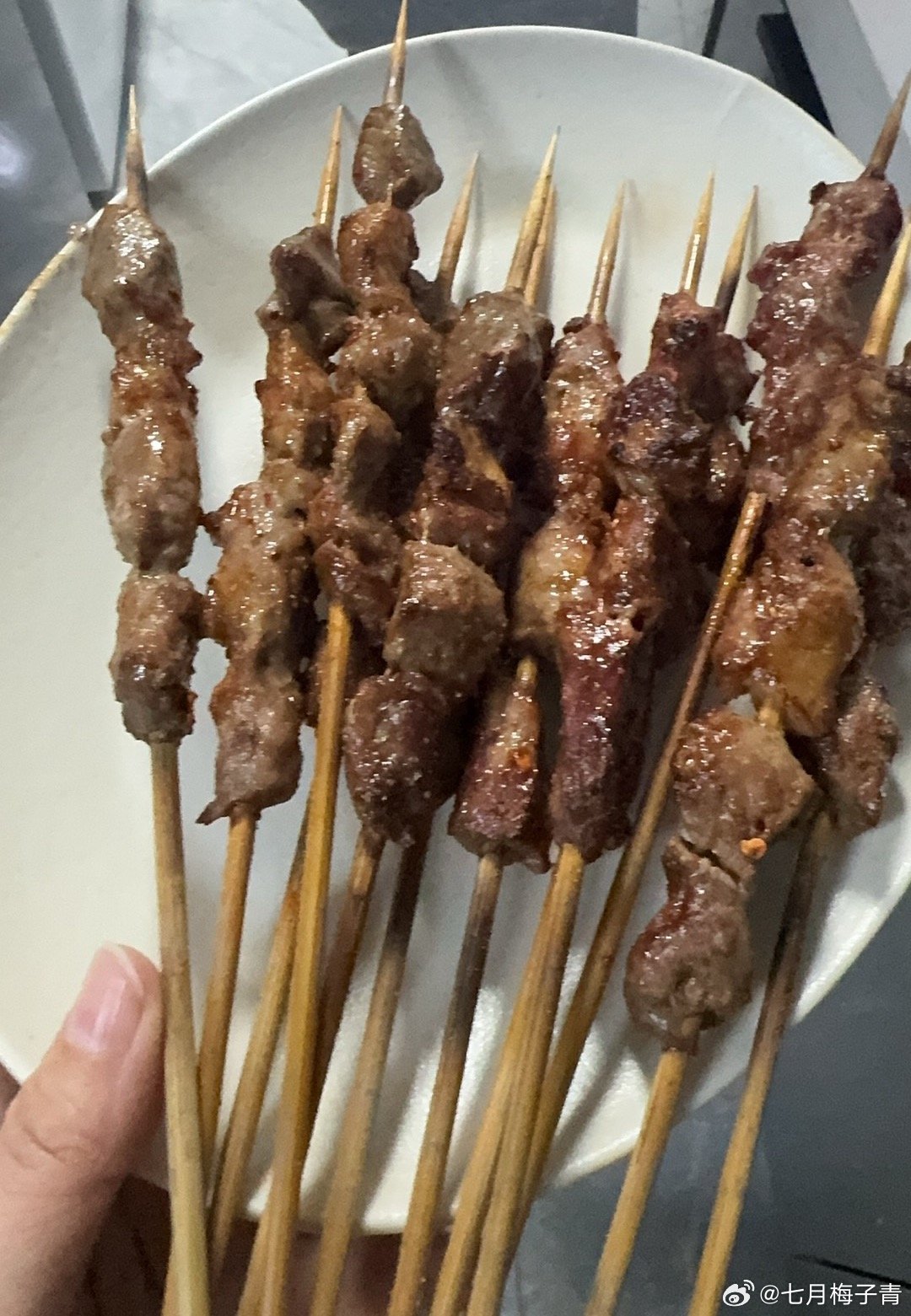 该吃吃，该喝喝啥事别忘心里搁。农民从来没有因为听蝲蝲蛄叫唤而不种地的，控制好仓位