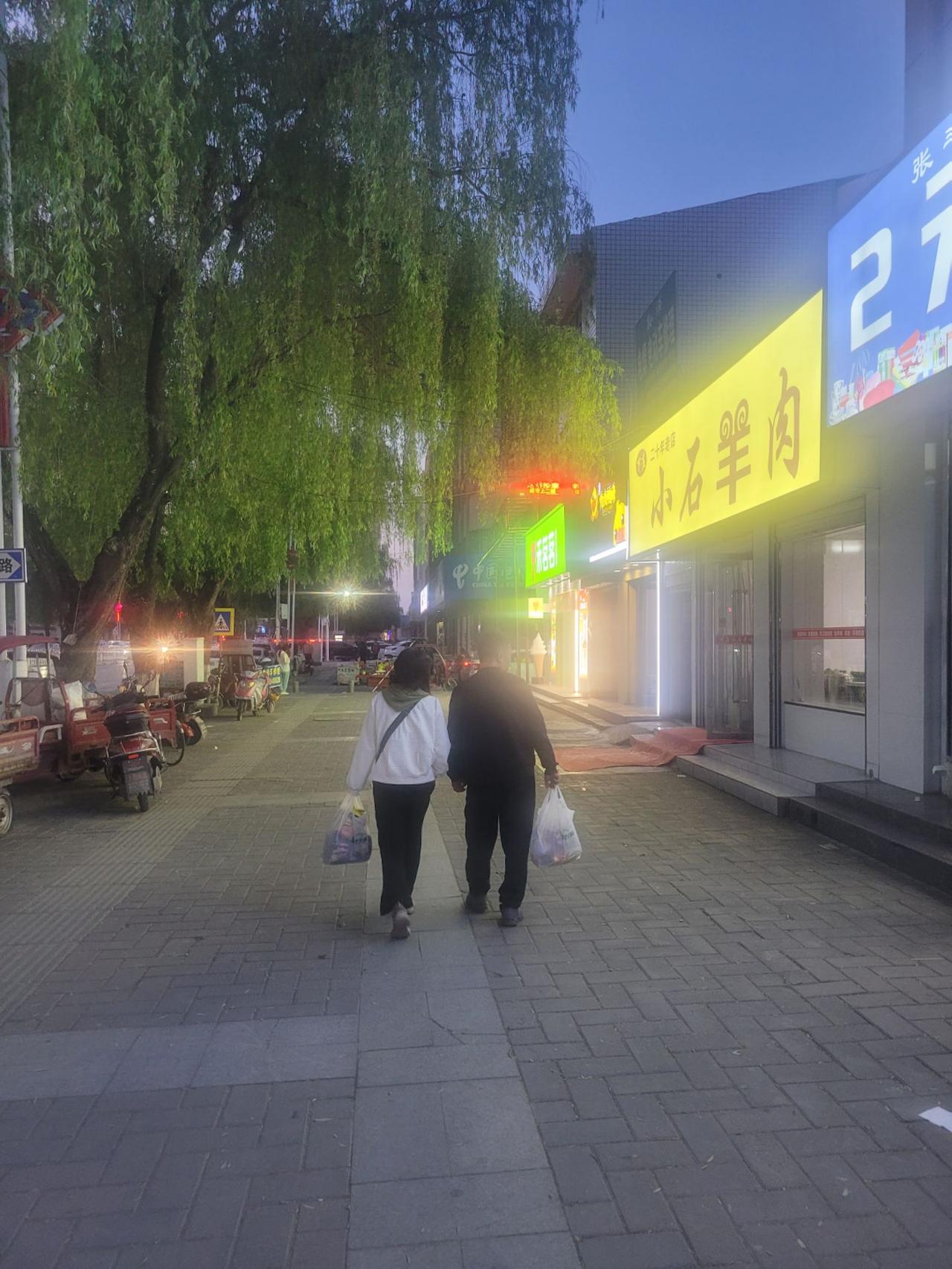 这是我印象最深刻的租客。

十二年前，一个青涩的小伙子急匆匆地来找我租房。他一次