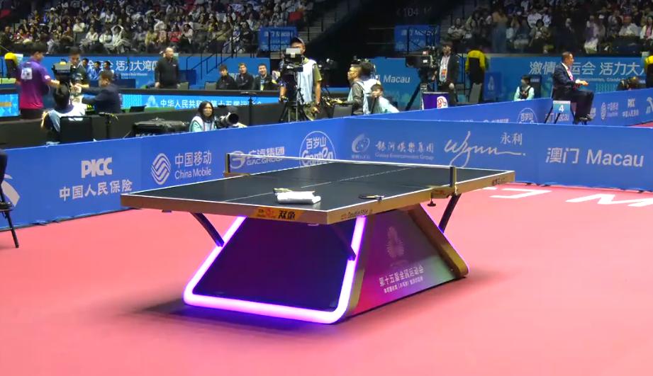 王楚钦有多爱惜自己的球拍，专门准备一条毛巾。
王楚钦在2024年巴黎奥运会上，球