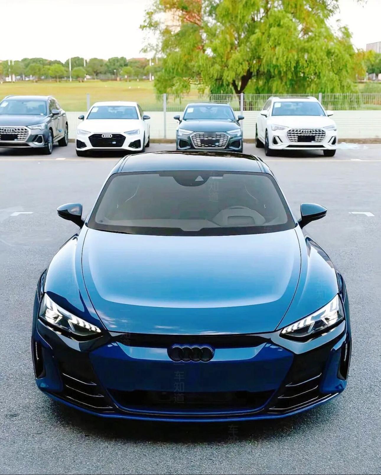 奥迪 e-tron GT，原厂自带大宽体，颜值真的没得说，就是销量。欸