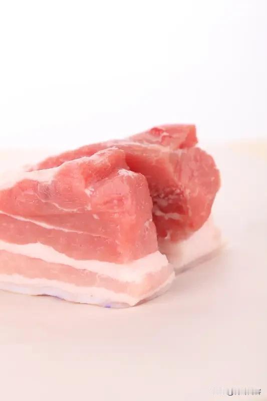 平时最爱吃的三道菜是什么? 
一、猪肉。变换花样，能做出许多口味。不同的部位口味