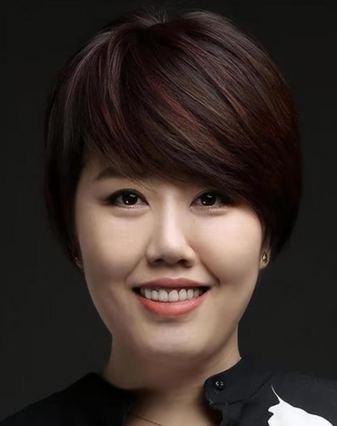 张艺谋冯小刚都没能做到的事，她连庄了。
不是艺术总监，是春晚这个国家项目的首席危