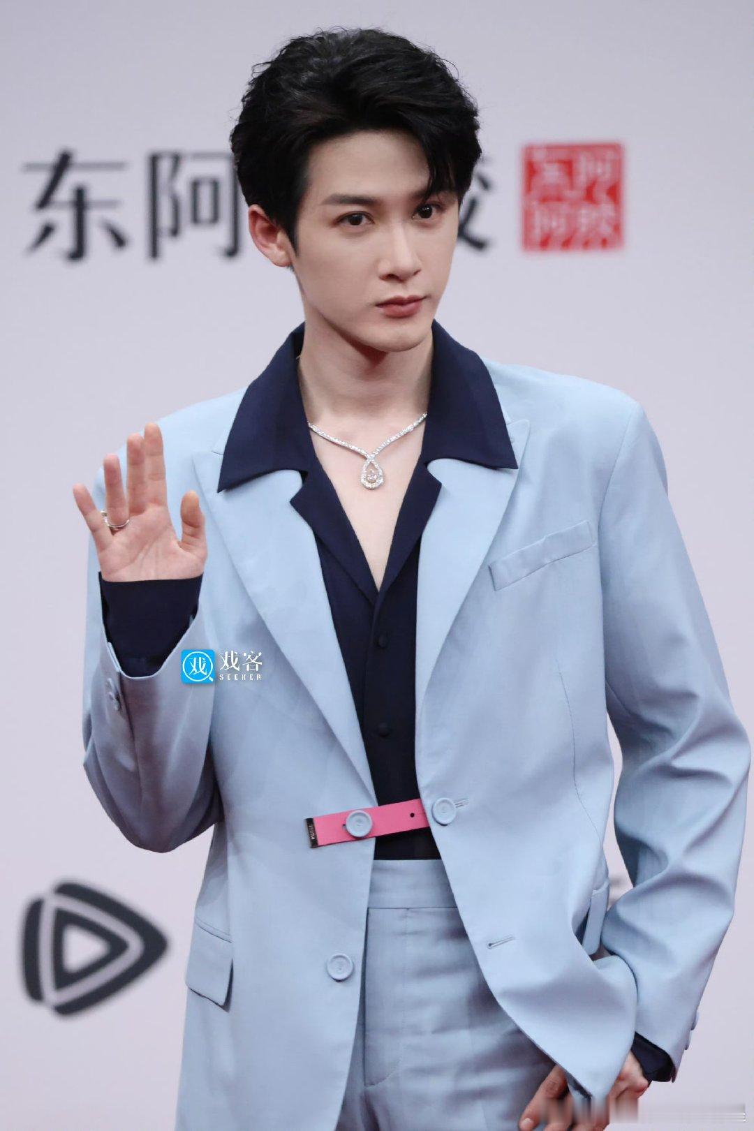 檀健次李兰迪红毯同框跳手势舞檀健次李兰迪红毯同框跳手势舞 