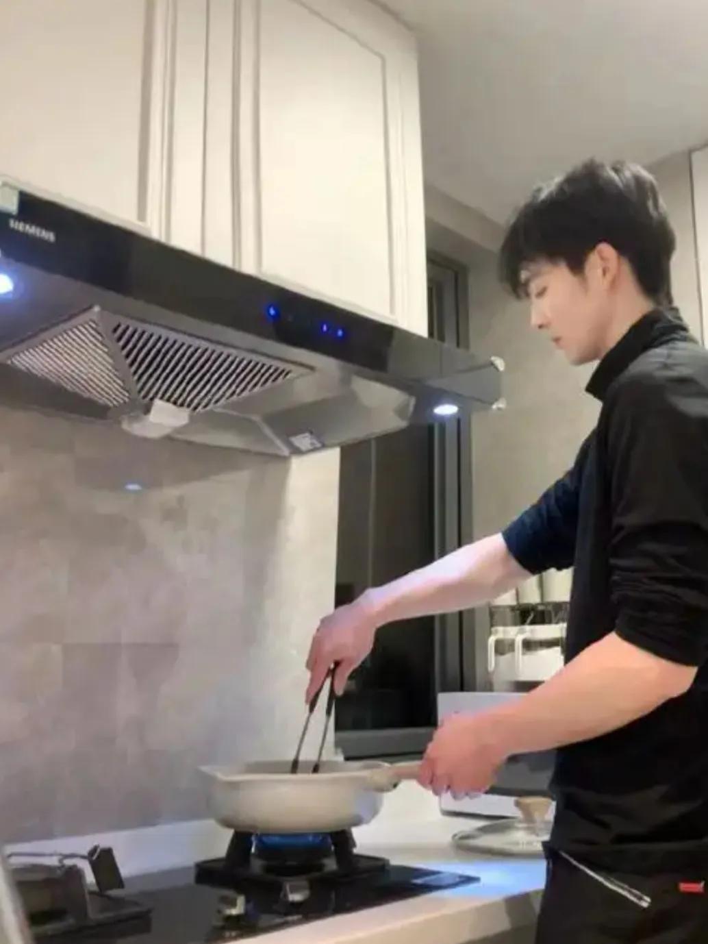 我认为该男人理应分担家务
 
男人当然该做家务。家务从来不是某一性别的专属任务，