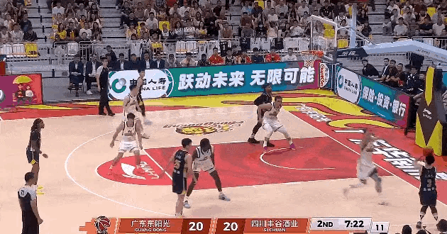广东男篮在上半场以33比25领先四川男篮，看了比赛过程的人都知道四川男篮尽力了，