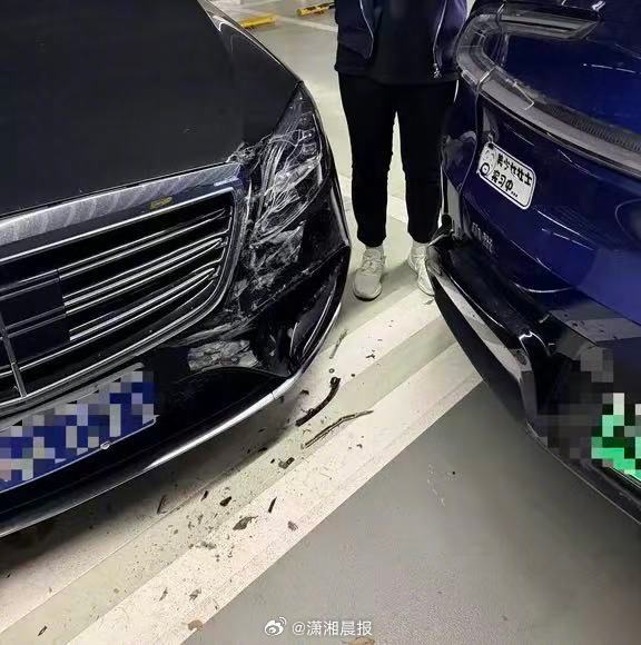 【#小米YU7突然加速倒车撞上奔驰#，车尾贴了3张新手标识，奔驰车主：她刚提车一