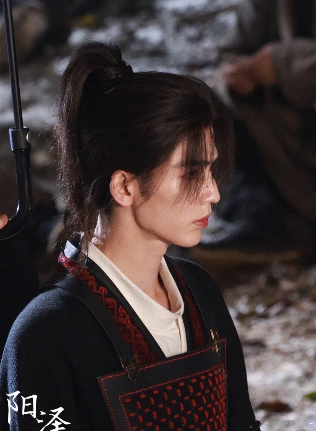 张凌赫没化底妆了，皮肤是自然肤色哎 