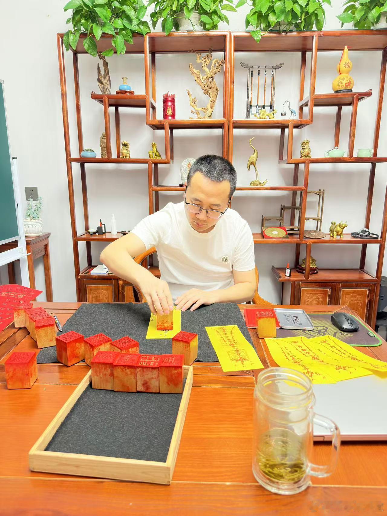 八字命理里，婚姻宫来得晚，或者夫妻星藏在时柱，这恰恰说明老天爷没打算让你随便找个