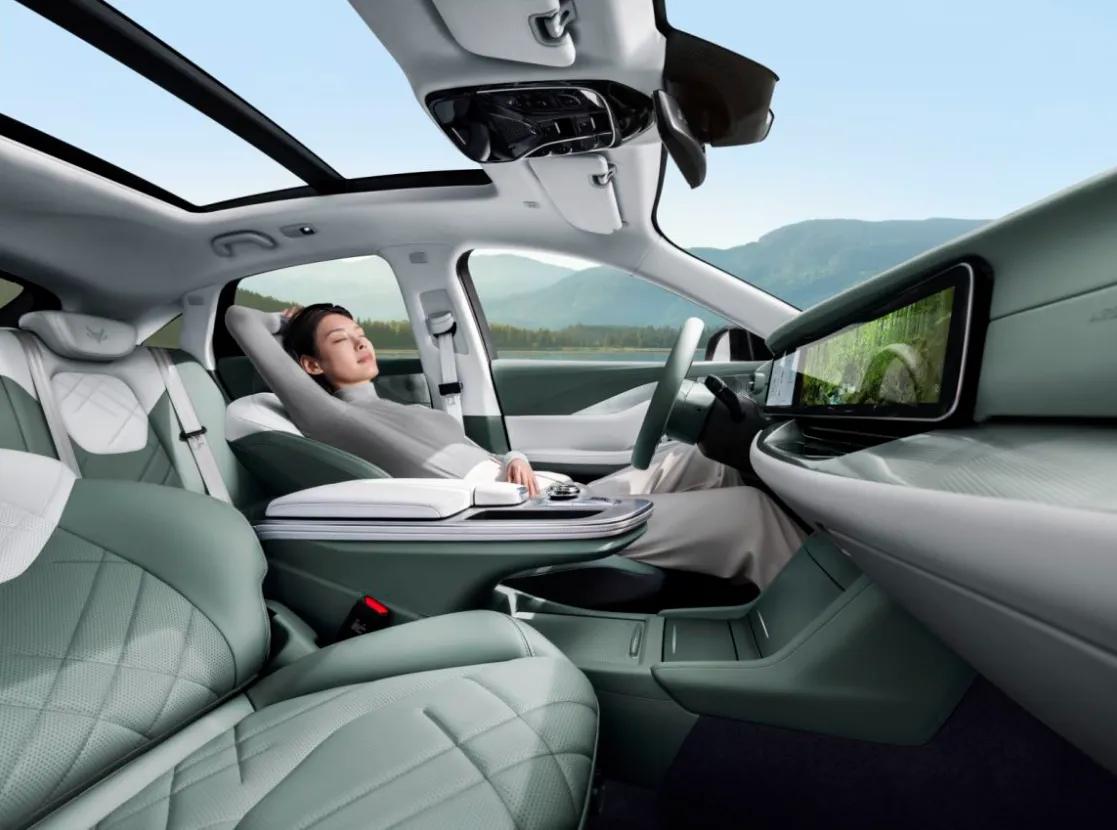 而对于追求隐私的消费者来说，#极狐阿尔法S森林版#车型更是一款理想之选。它采用了