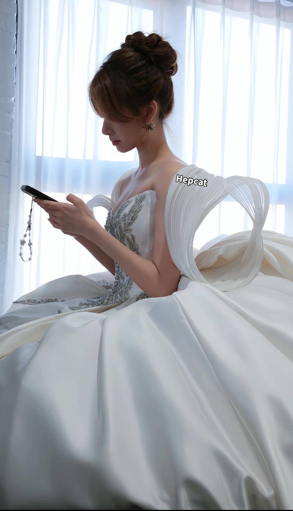 CBA球员王少杰妻子试婚纱准备婚礼，言称我不要天上的星星，只要尘世的幸福。

近