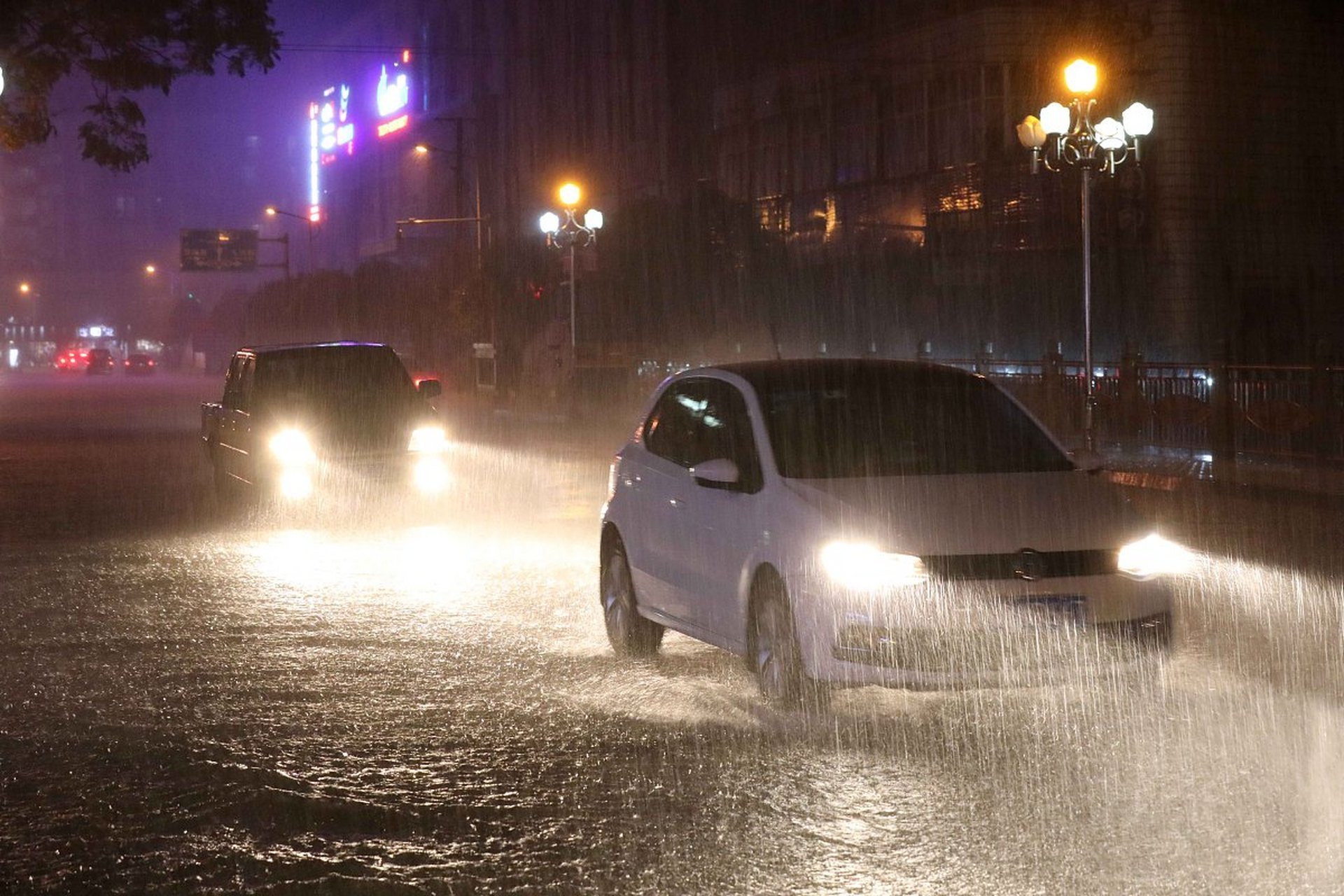 雷电暴雨天气能给车充电吗 最近北京下雨天可真多，南方又赶上了台风，上周在珠海出差
