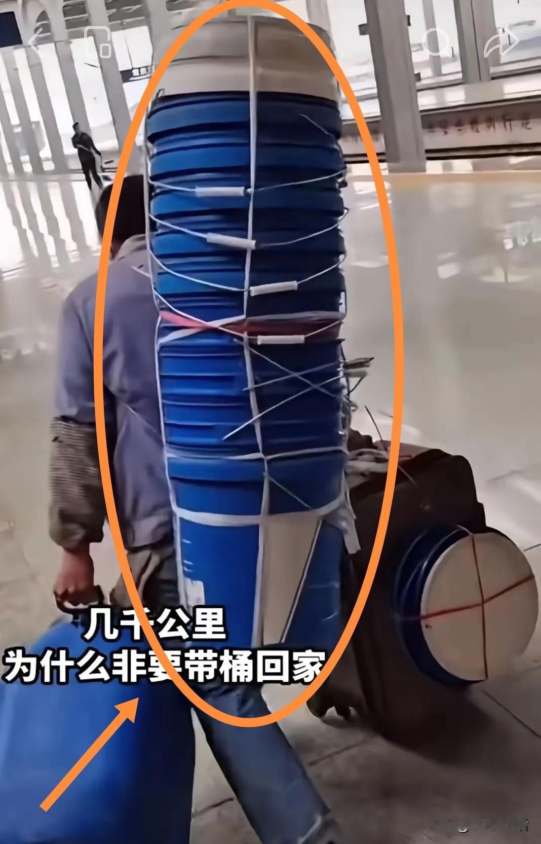 每次看到这张图，心就有点莫名的心酸！

这张图是春运期间，在火车站内拍摄的，有很