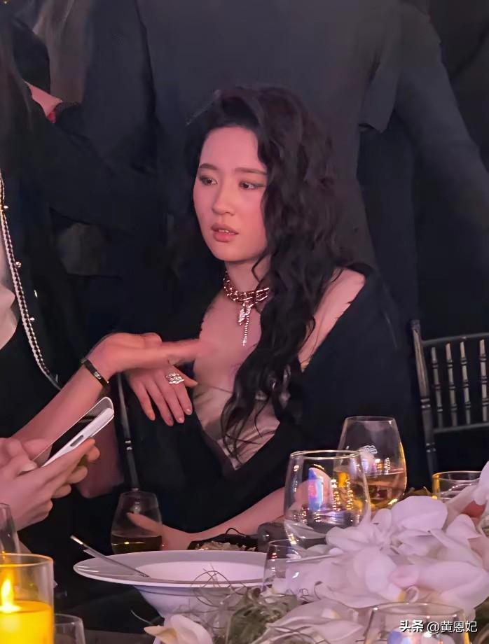 刘亦菲喝酒的样子，美如天仙