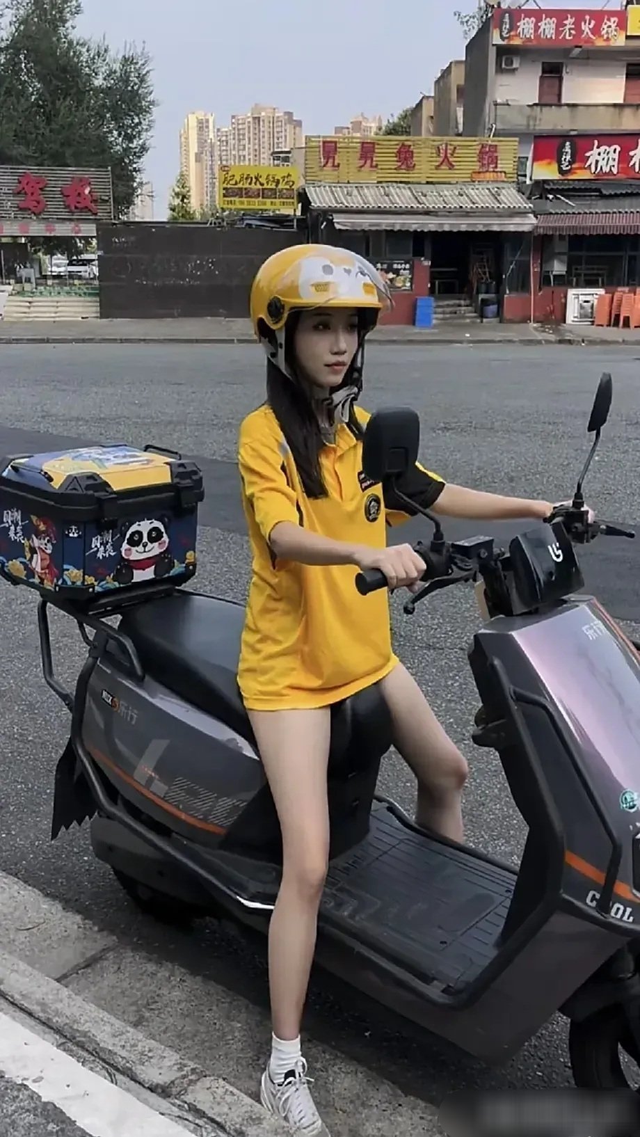 小姐姐穿成这样送外卖，是为了流量还是为了赚钱啊[允悲][允悲] ​​​