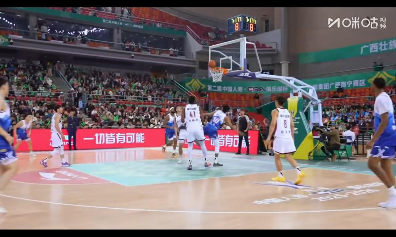 冯傲乱战拿到CBA第一球，接着罚球2中0，他好像是替补控卫

冯傲在国青，跟类似