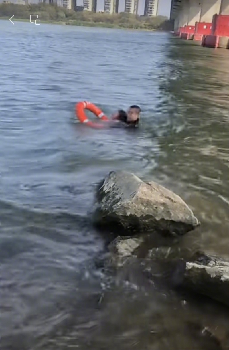 #潮州钓友跳江救起落水女子#【对话勇救落水女子的潮州钓客：她几乎失去意识，我来不