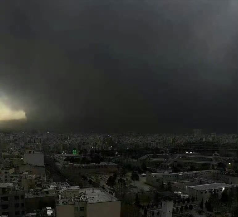 太可怕了，这一瞬间仿佛进入黑夜！

今天，伊朗首都德黑兰油库被美以的多枚导弹轰炸