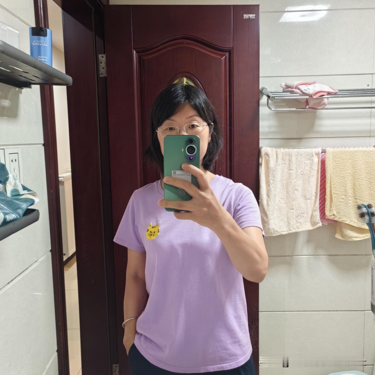 刚刚发现我穿浅紫色的衣服，很丑！

女儿以前买的一件浅紫色T恤，好好的放在那儿说