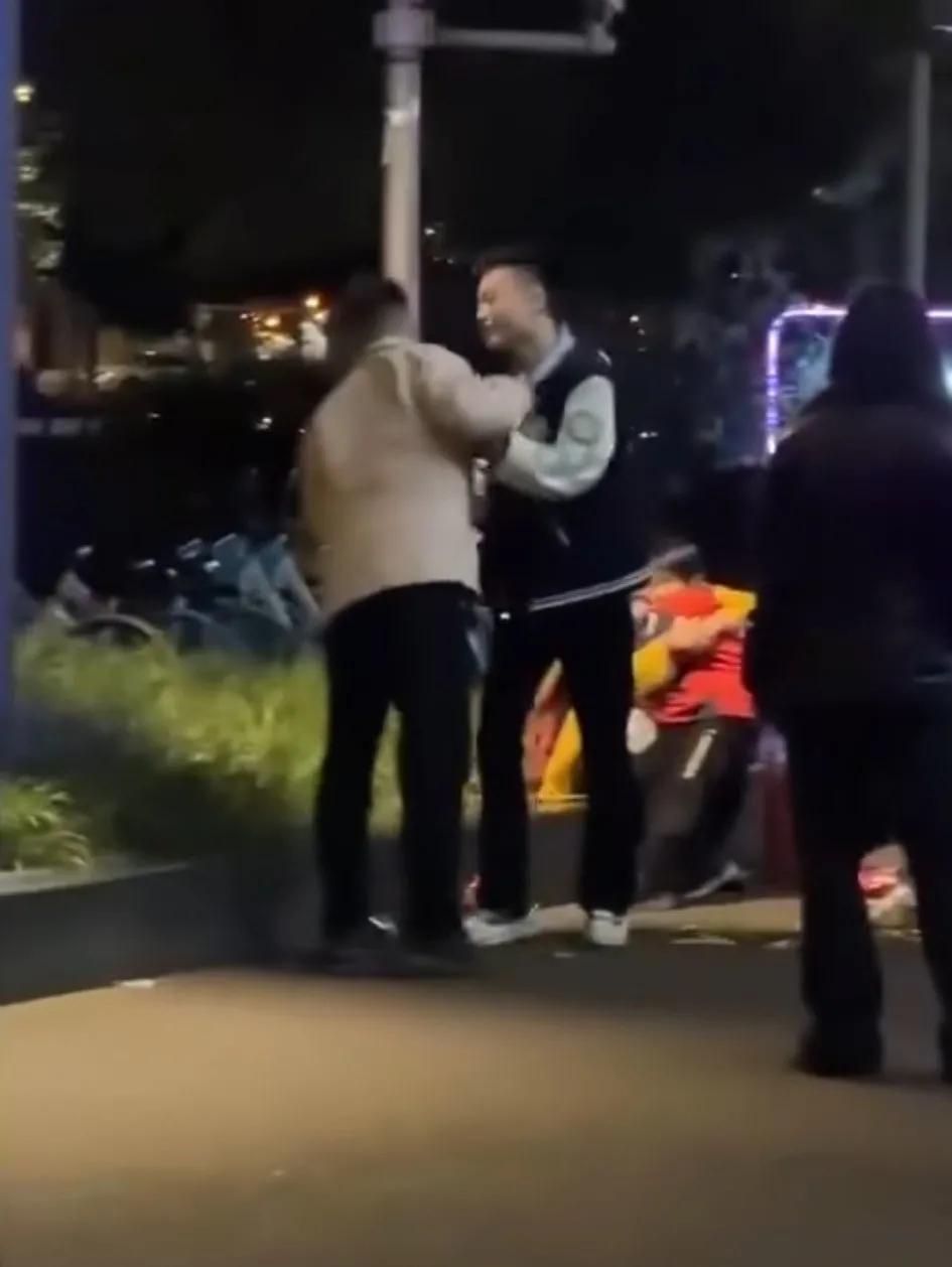 男子醉酒欺负一对在路边卖花的母子:
孩子想反抗被母亲紧紧抱住！
酒品即人品，牌品
