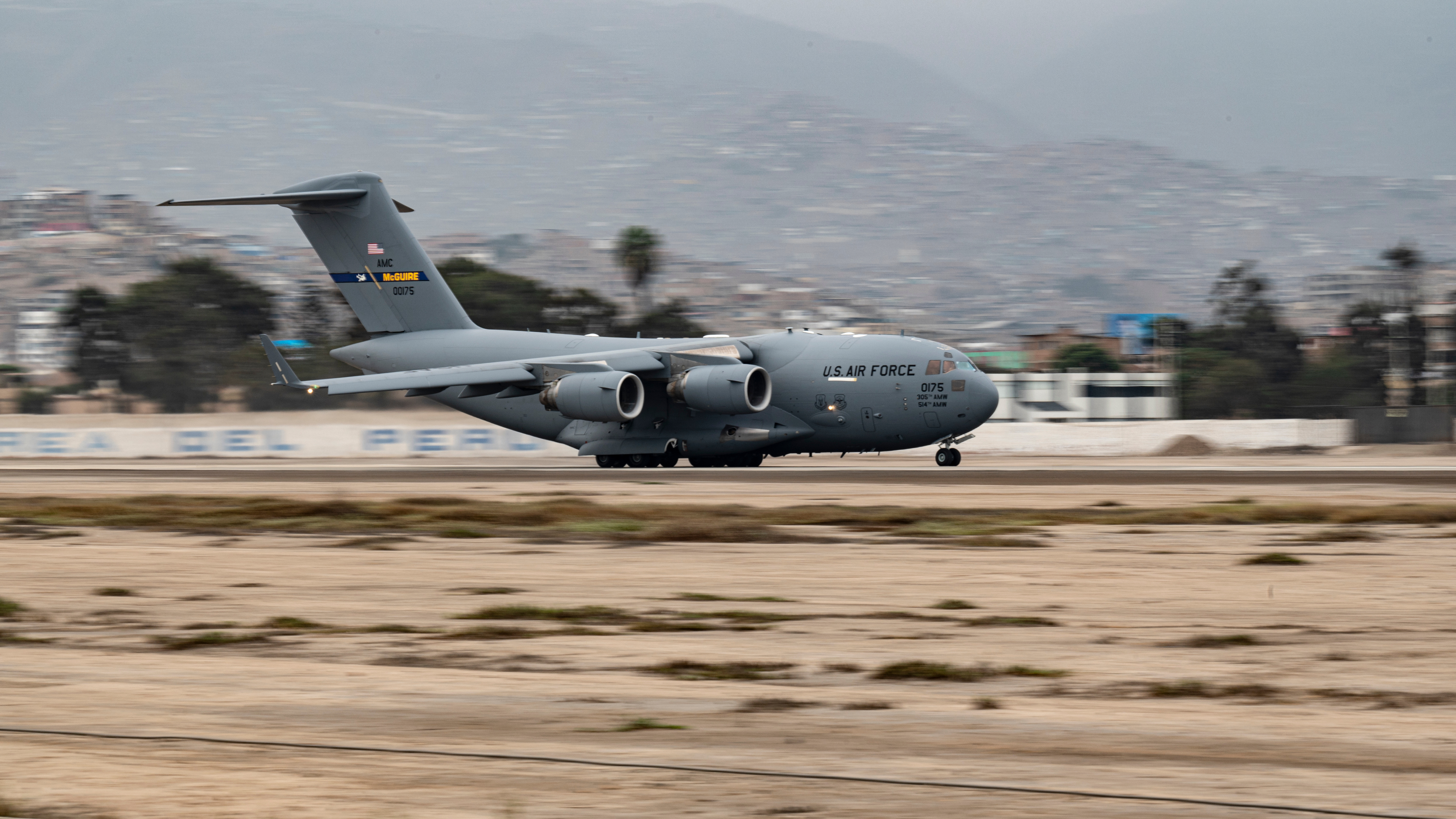 2023年7月6日，一架美国空军C-17“环球王III”运输机从秘鲁利马拉斯帕尔