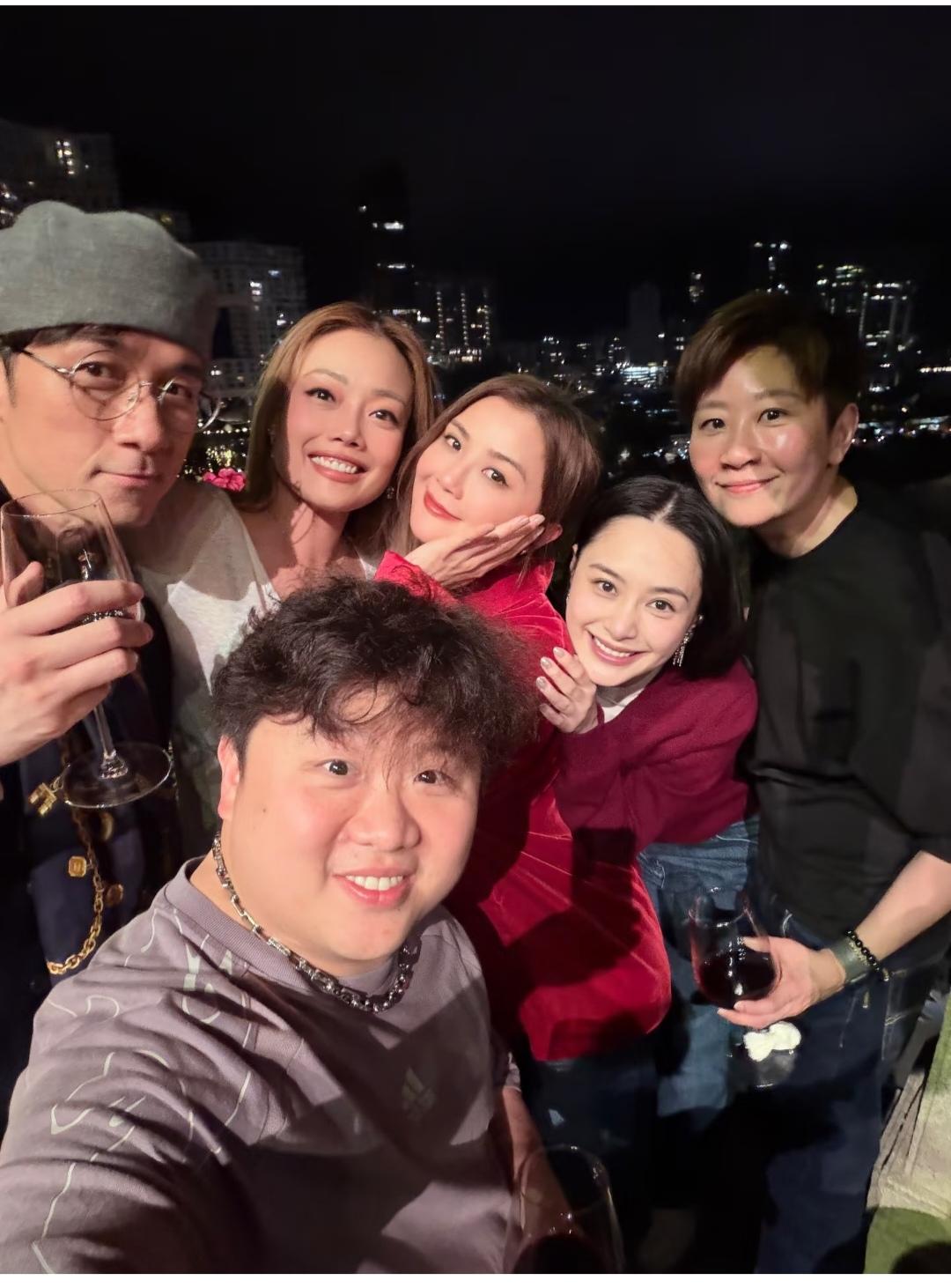 钟欣桐，人群中最打眼的那一个。