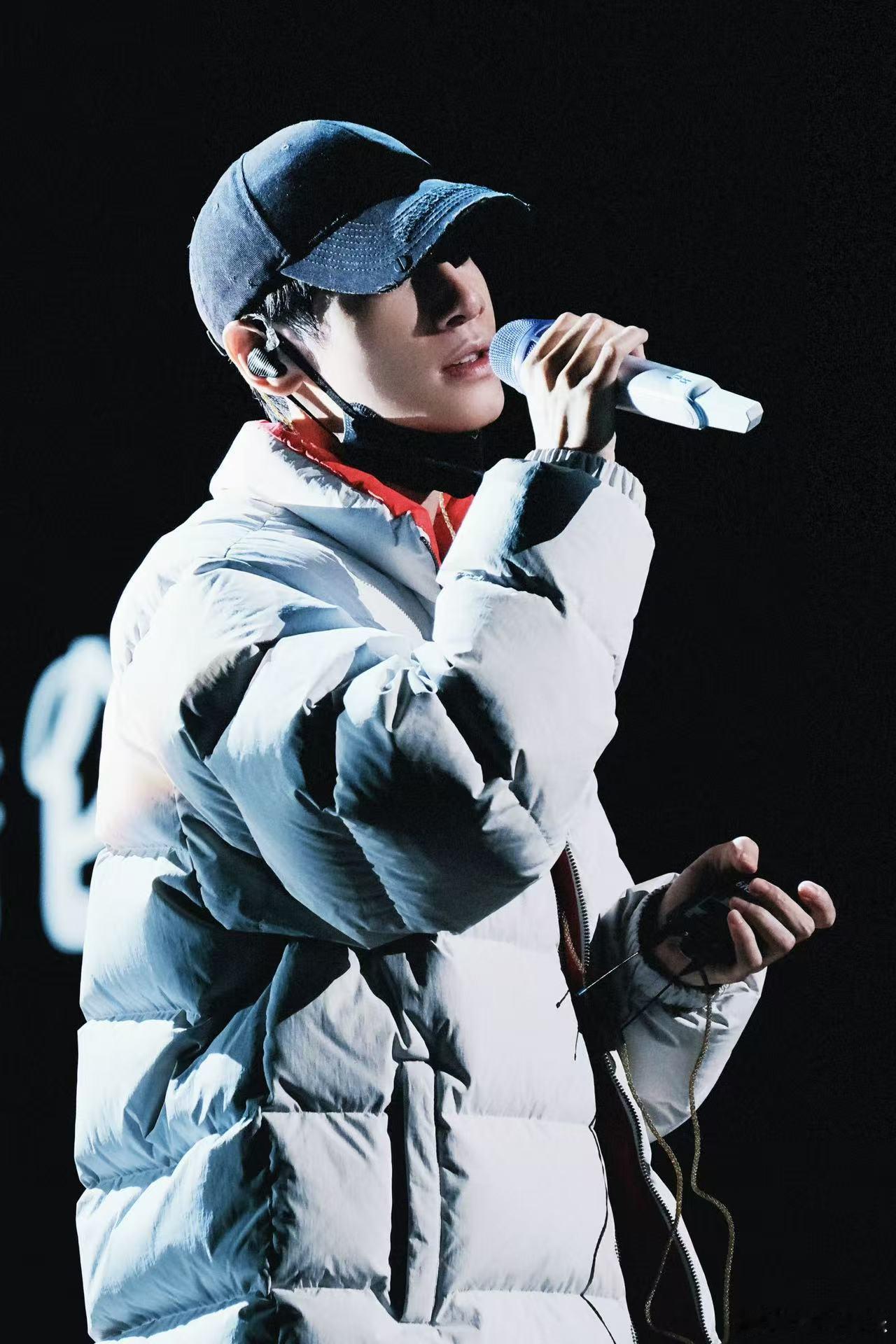 罗云熙跨年彩排照罗云熙跨年彩排 工作室分享罗云熙跨年彩排照，惊喜感拉满一整个期待