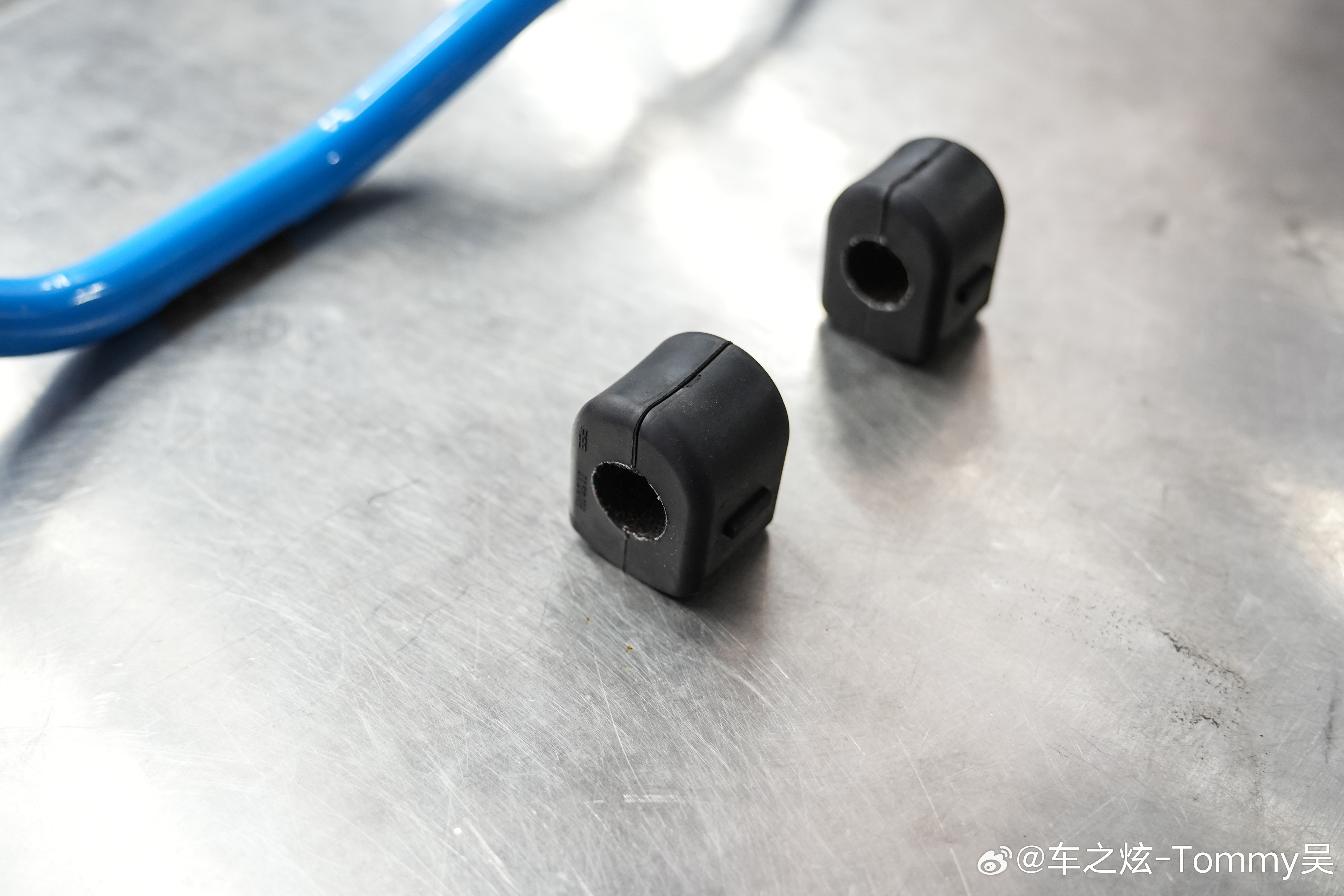 奥迪S4 更换RSS后防倾杆原厂后防倾杆直径18.5mm升级RSS高性能后防倾杆