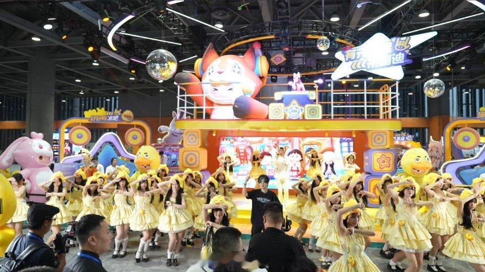 #你怎么知道我来萤火虫了#现场真的是好嗨啊，我也想去跟着嗨起来，很有氛围感！ ​