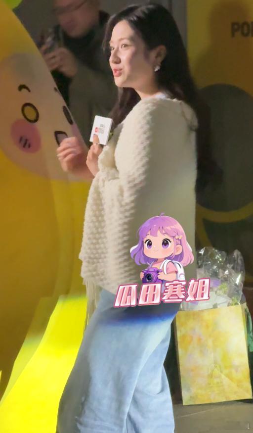 李兰迪脸部圆润略显发福 李兰迪深夜在户外拍广告，打光下脸部显得很圆润，姐是不是近