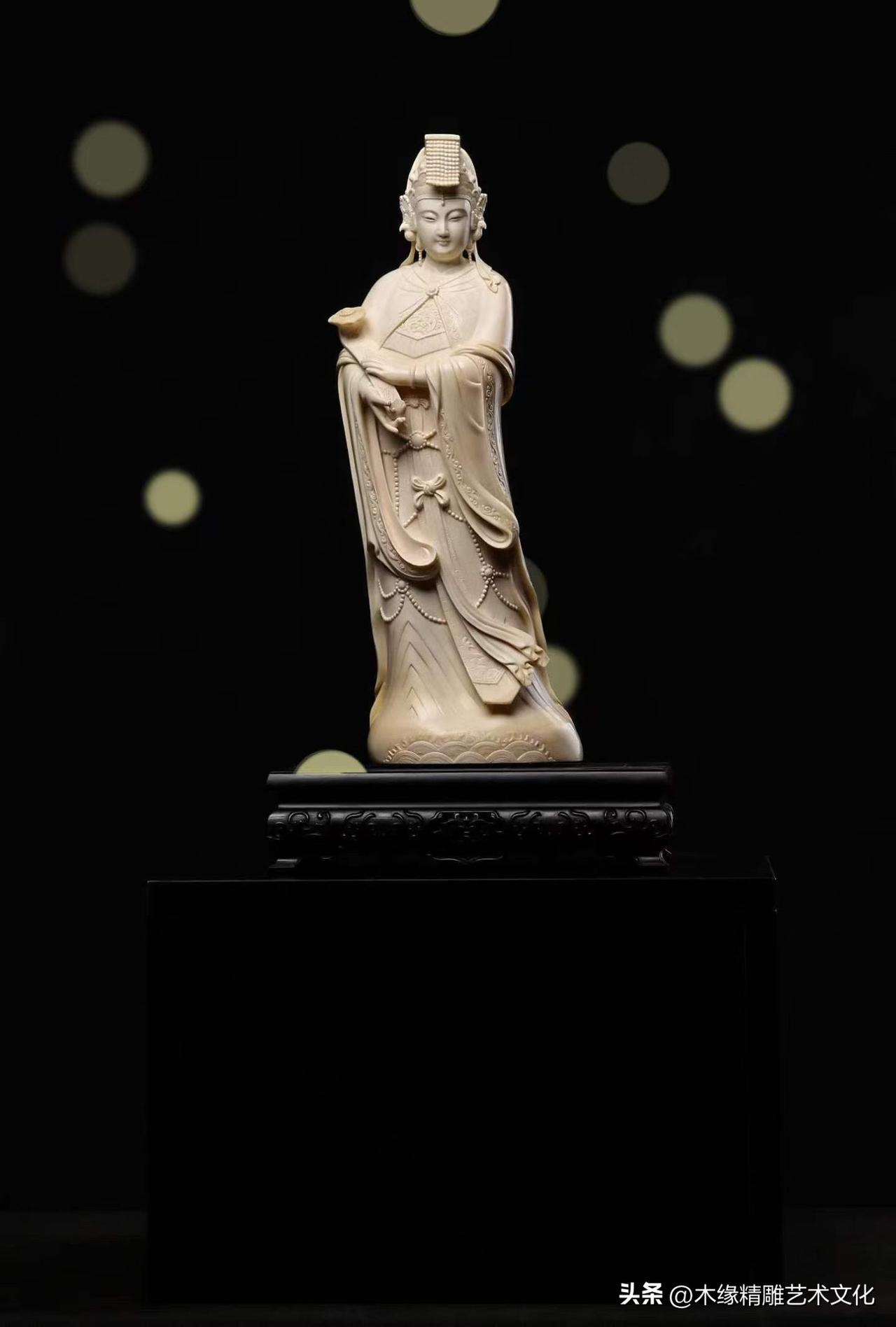 温润猛犸之上，妈祖静立于海浪之间。

眉目柔和，神态从容，华服纹饰层层铺展，衣袂