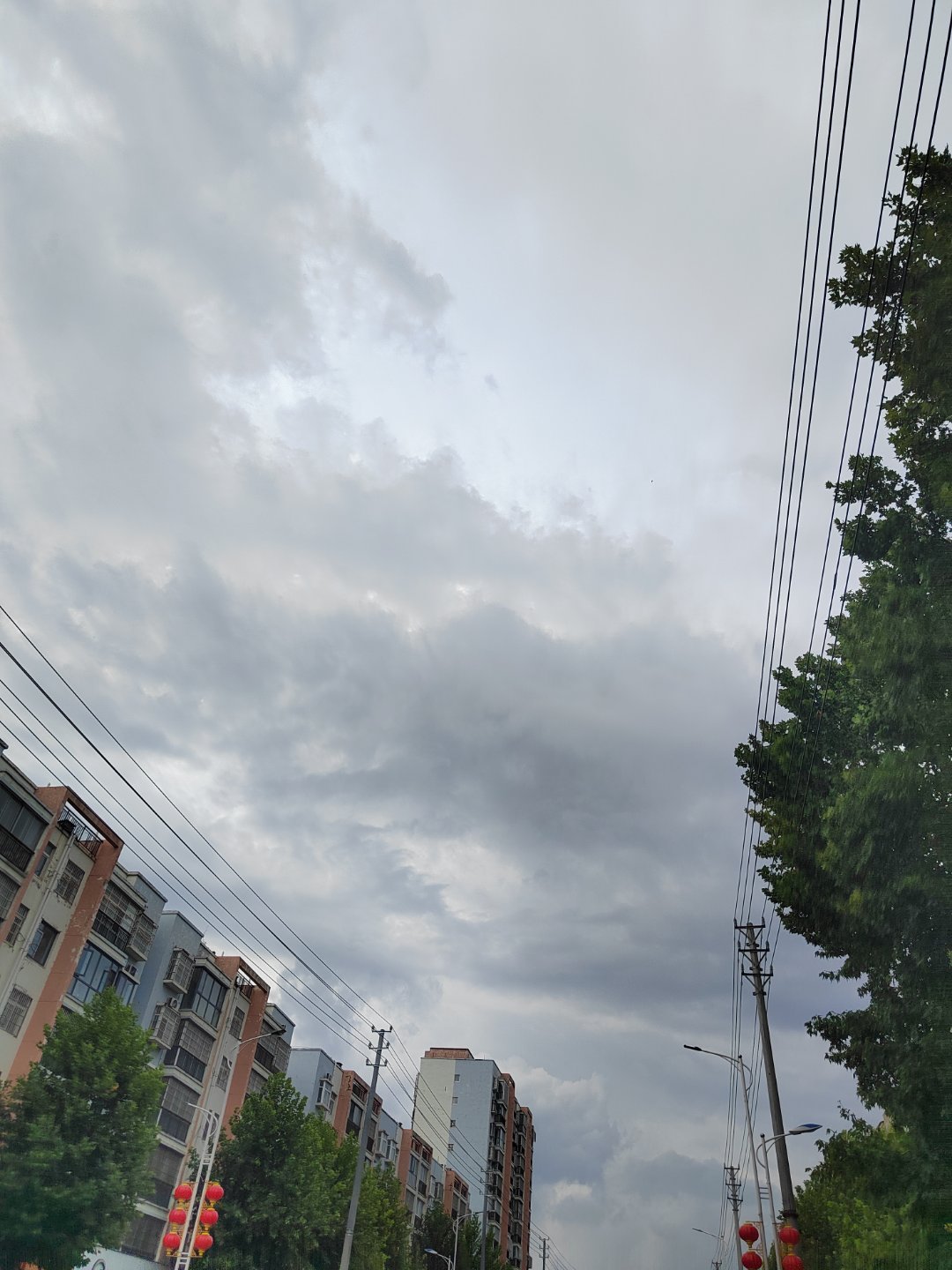本来计划今天还让小孩哥自己骑车去上课结果好巧不巧快要出门的时候，噼里啪啦一阵大雨