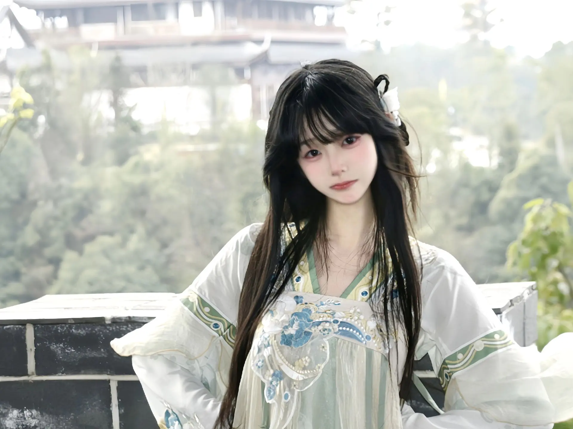 恐有街头胭脂色 柳絮沾白雪沾红