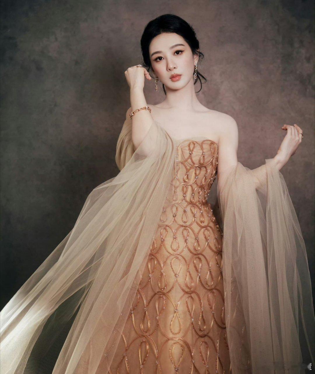 杨紫都瘦成啥样了廋点好哦，更像小仙女，哈哈哈哈哈，杨紫本来就有点婴儿肥的脸型