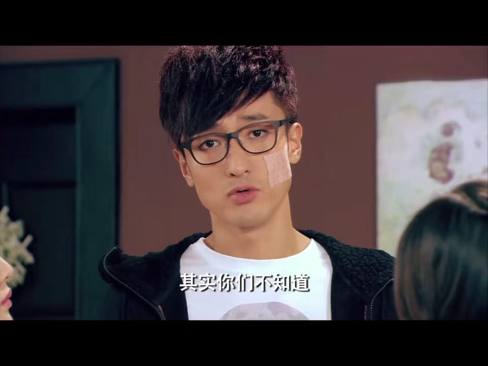 上次看王传君这样还是爱情公寓低智商犯罪 谁能不被王传君演绎的周荣逗笑，发疯氛围感