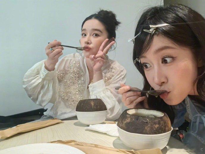 阚清子刘美含合影阚清子晒与刘美含聚餐合照 阚清子和刘美含的聚餐合照来啦，一起品尝