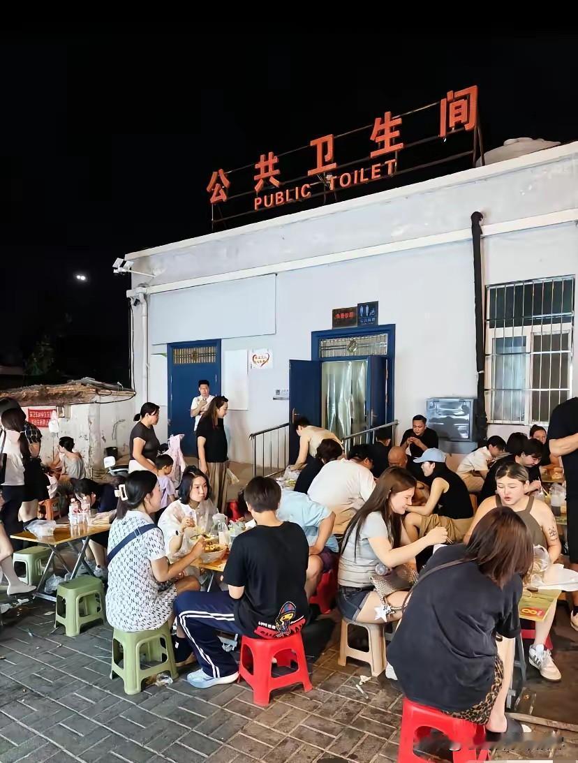 真的很好奇是这家饭店的饭菜很好吃呢，还是价格便宜很呢，即使把餐桌摆放在公共卫生间