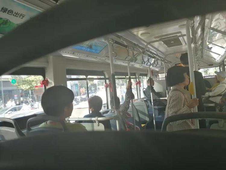公交车上该不该给老人让座，这事儿真挺让人纠结。尊老爱幼是咱的传统美德，而且老人身