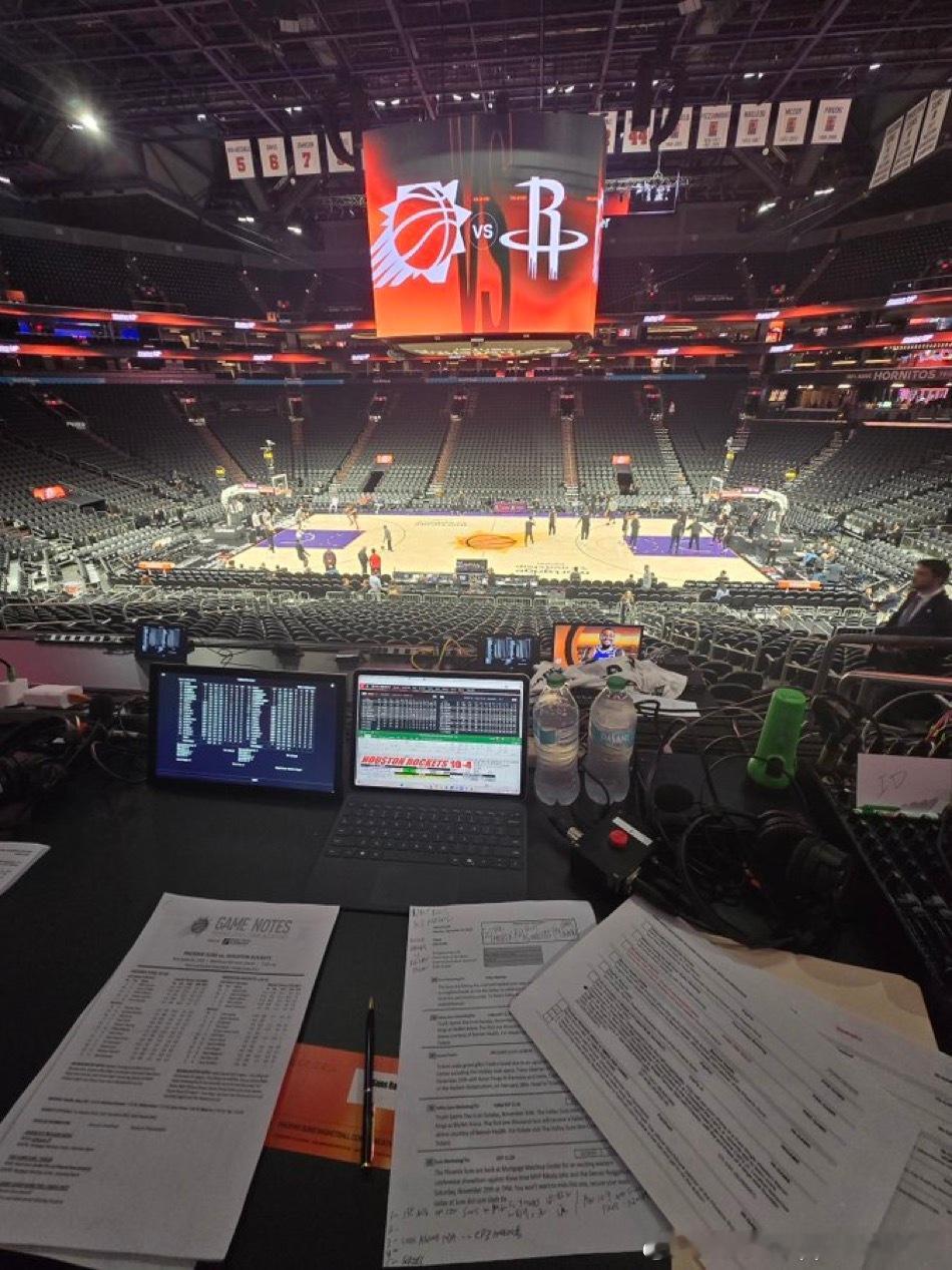 🚀vs🌞，前方解说员们已经就位…可以看到解说员们用的数据参考多是nba官方 