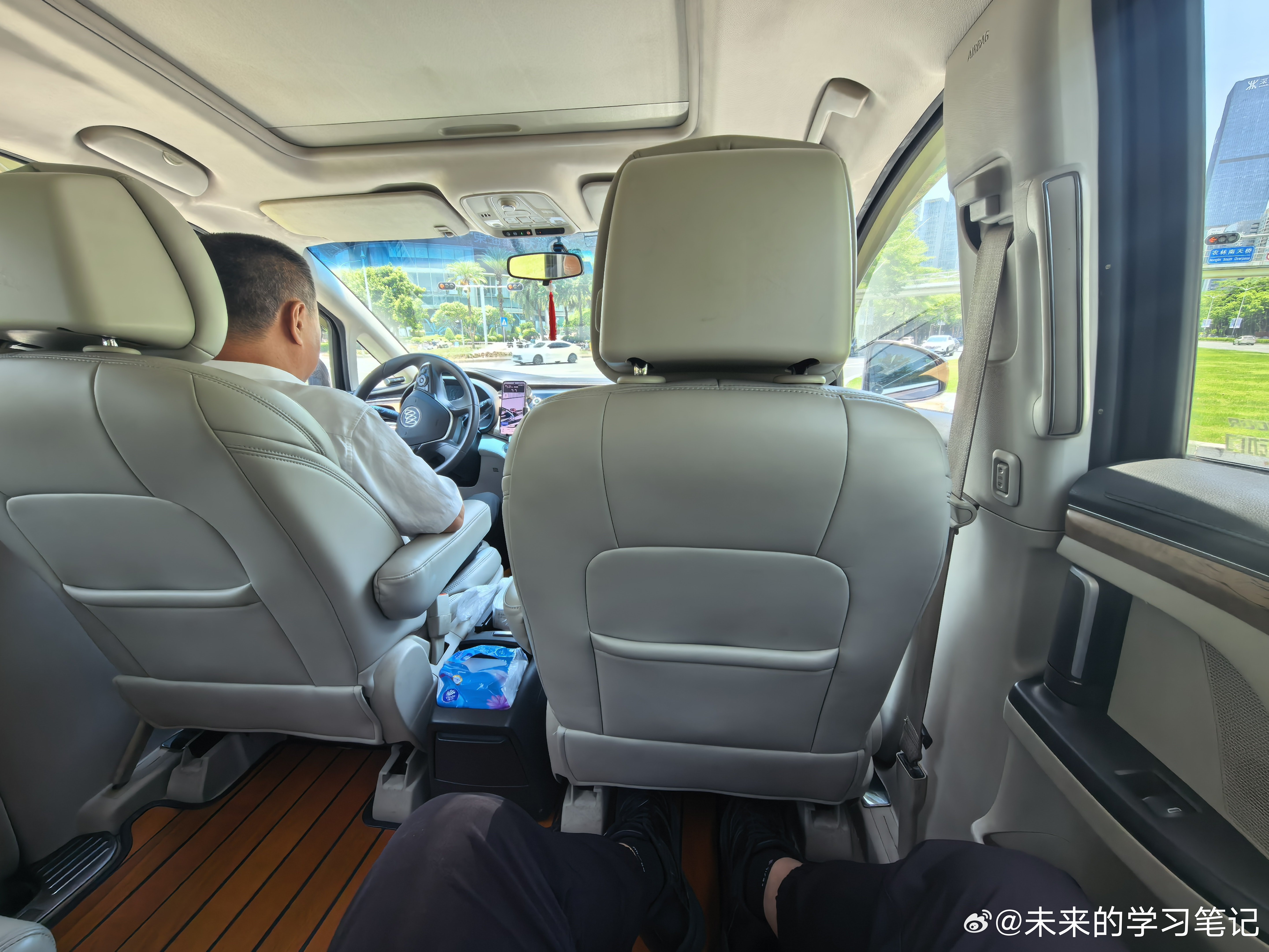 看群里，人家坐智界v9 ，我坐GL8，差距有点大