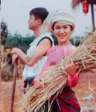 1974年，知青杨俊在云南傣乡被马蜂蜇伤眼睛，傣族大嫂用奶汁给他疗伤。哪料，大嫂