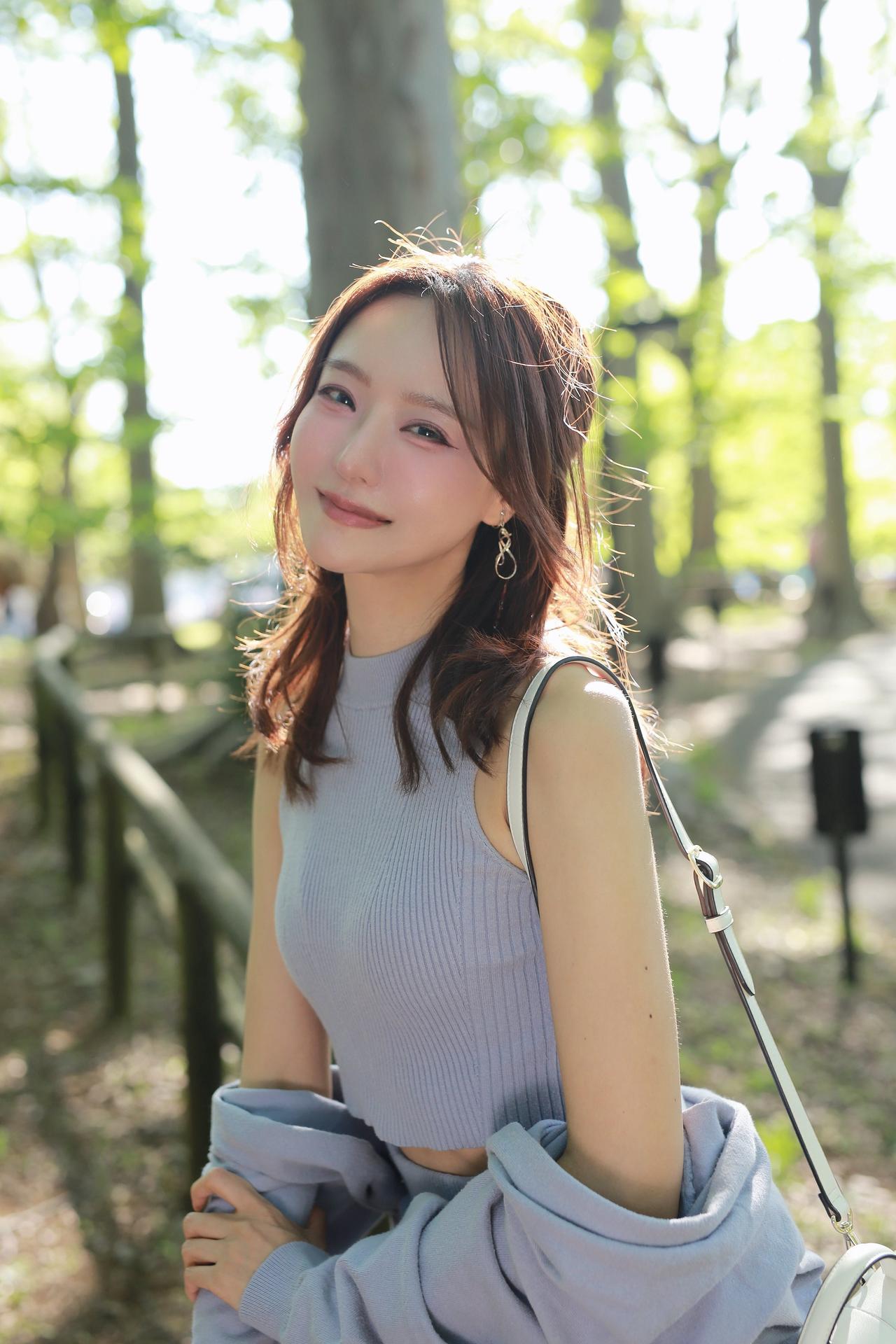 阳光下的温柔少女，微笑中透着清新与自然。