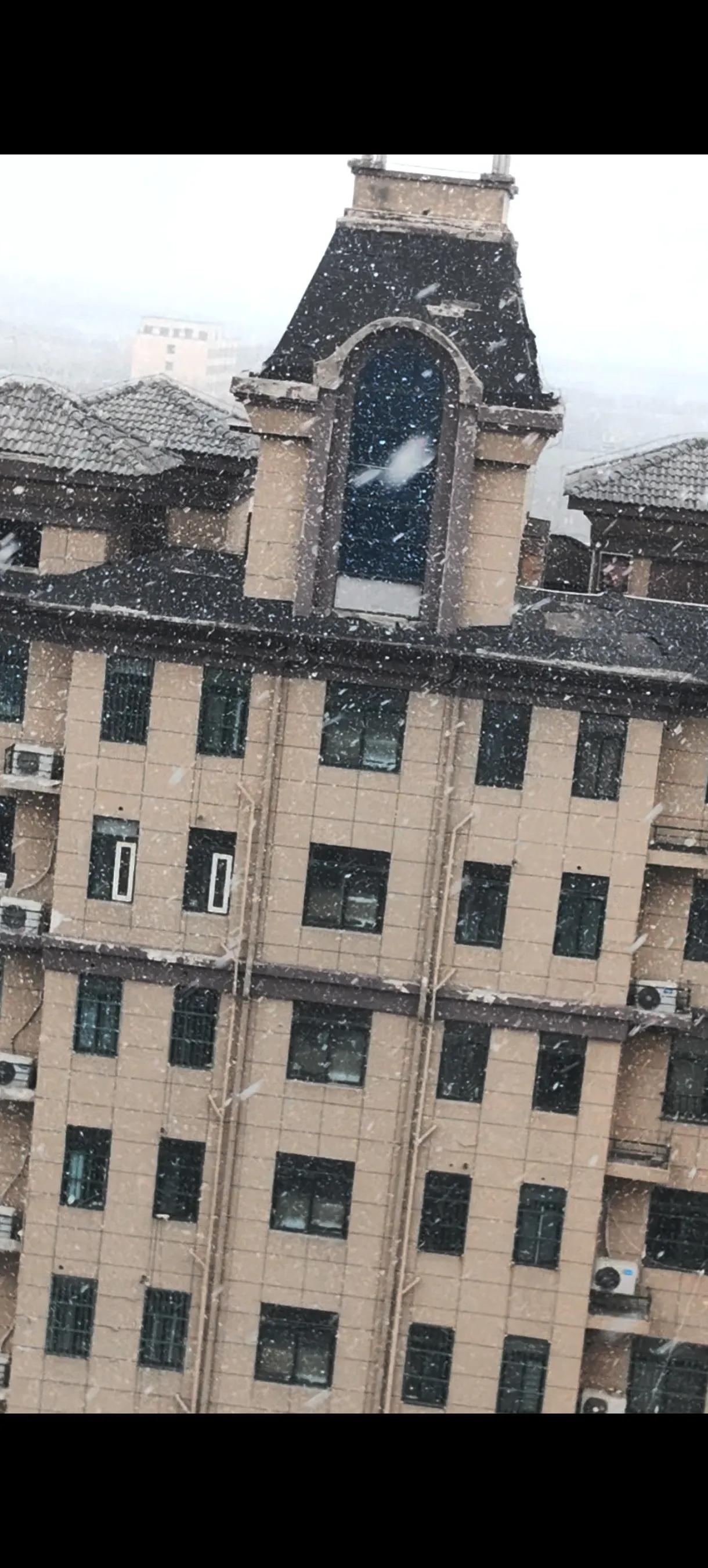 这天气预报也太水了吧？明明下大雪，网络天气却是下小雨？