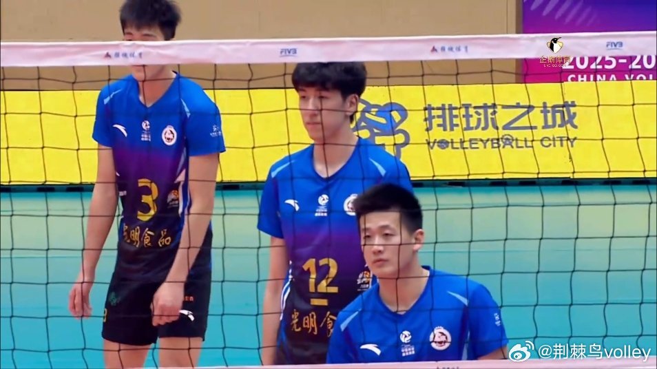 兰扎换了发型和发色，年轻多了。泽泽子、耿鑫这些加盟还是非常实用。排超上海男排中国