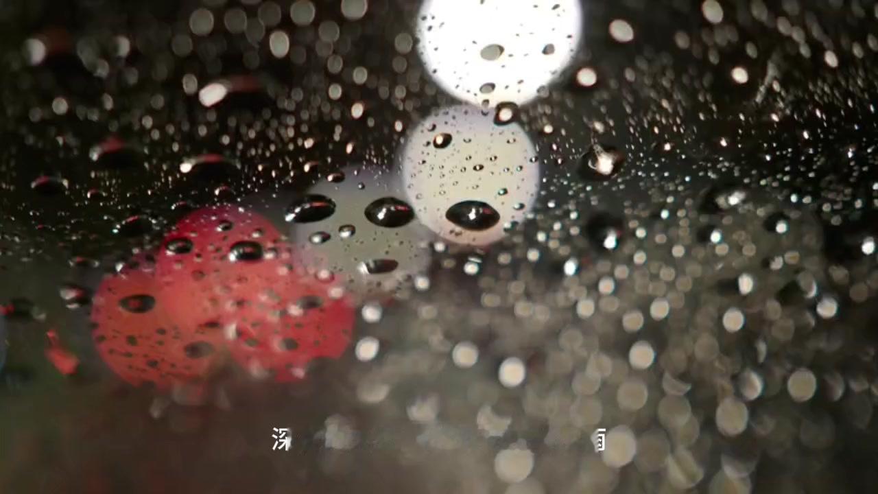 🌃深夜的天空，窗外沥沥下着小雨，我坐在窗前，看着外面的夜色，思绪万千。

🌆